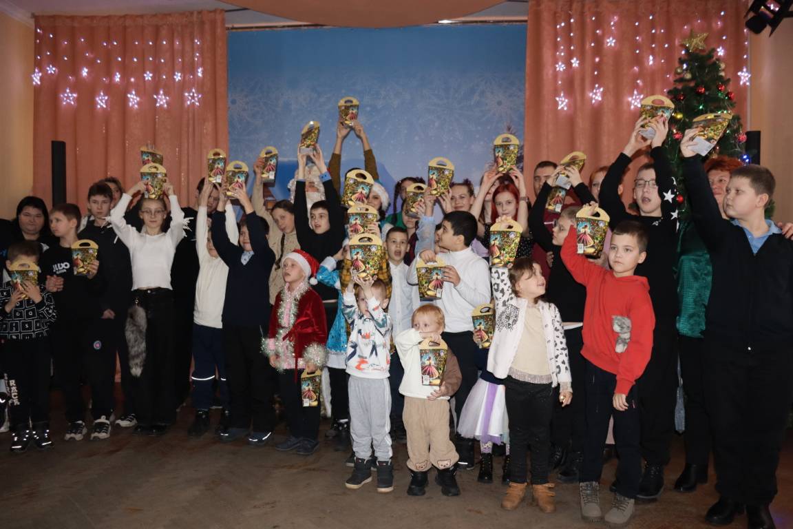 В центре досуга «Мир» прошло яркое новогоднее театрализованное представление