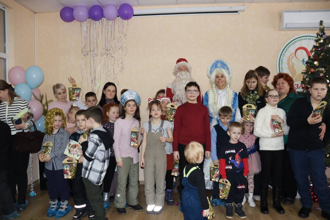 В центре ОБУСО «СРЦ «Забота» города Курска» состоялся новогодний утренник
